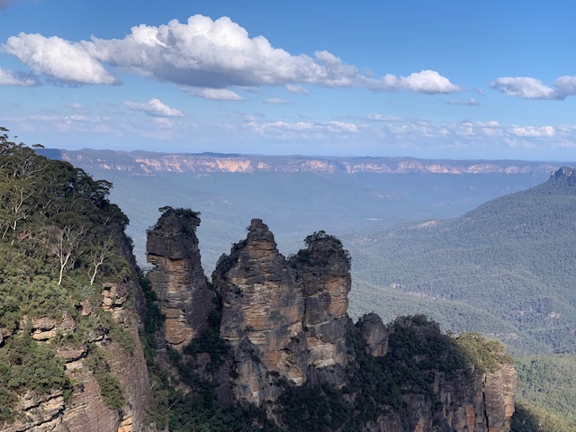 BlueMountains3Sisters Three Sisters Rock Formation In The Blue Mountains Are Three Large Rock Formations Overlooking The Bushy Jamison Valley Below.