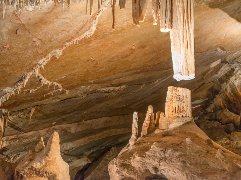 JenolanCaves stalagmite and stalactite in Jenolan Caves